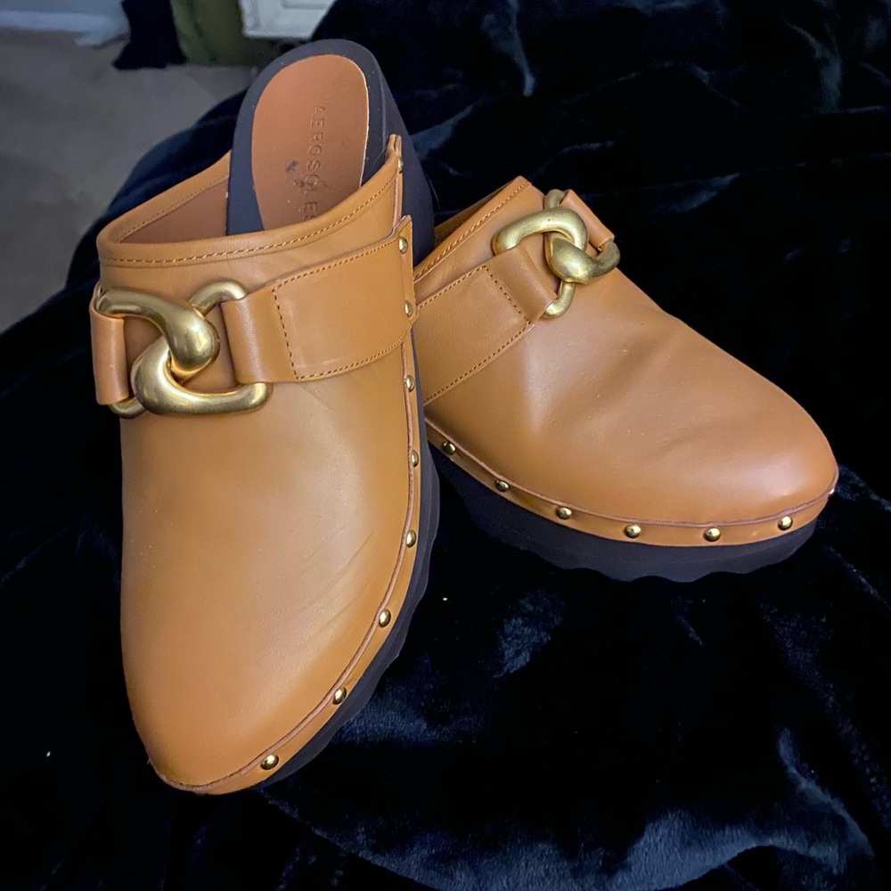 Aerosoles tan clogs, 8 1/2 fits like a nine